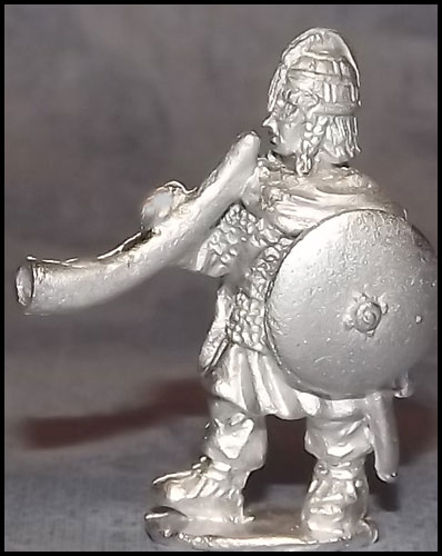 ES 2 - Musician with horn in Mail & cloak